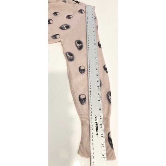 Nwot Skull Cashmere Sweater M Pink Black-Skulls Graphic V-Neck Long-Sleeve - Picture 9 of 9